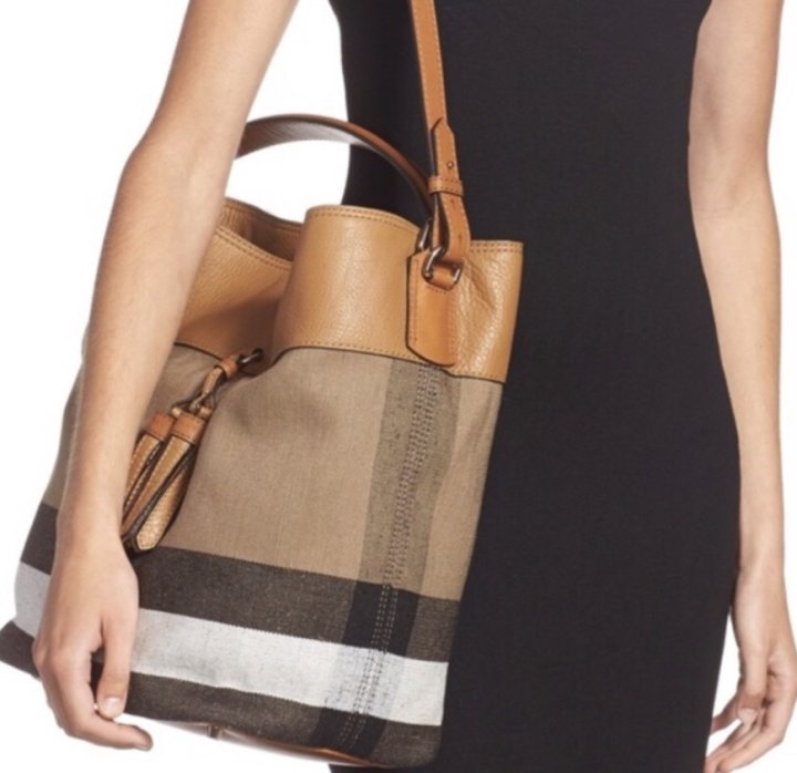 (국내발송) BB 버버리 캔버스 체크 가죽 미듐 애쉬비 태슬백