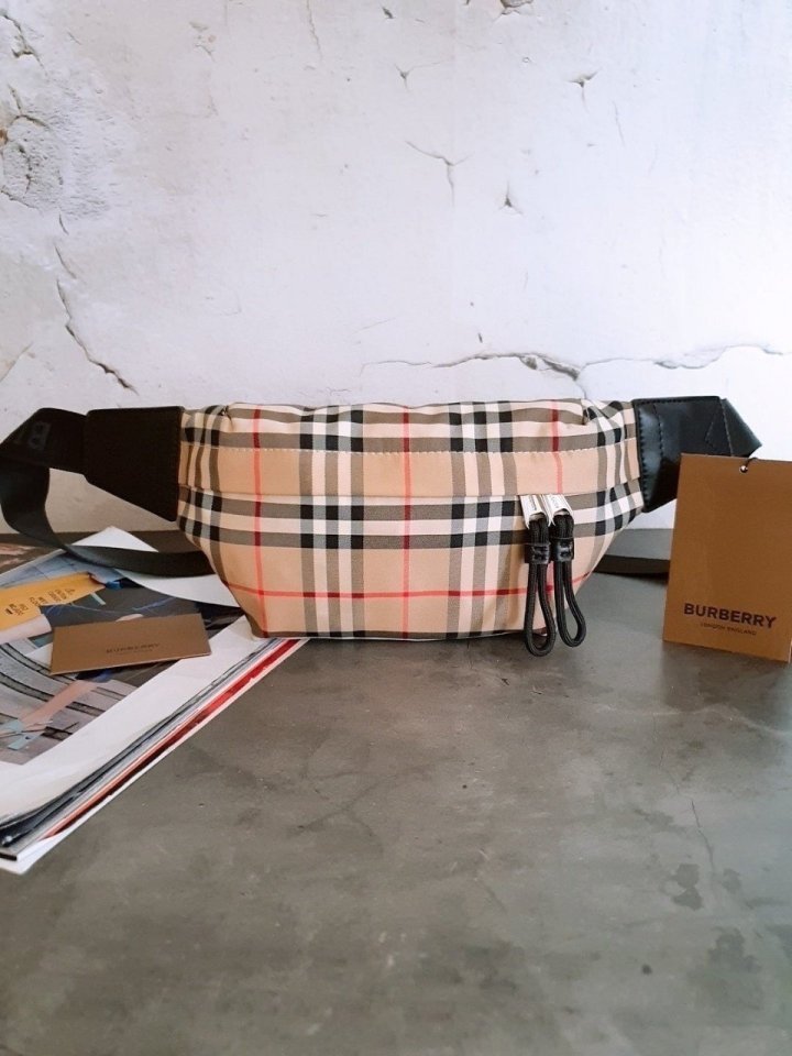 (국내발송) BB 버버리 힙색