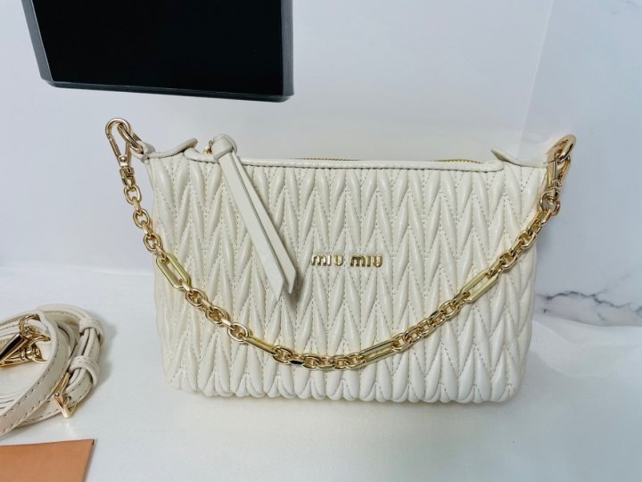 (국내발송) MU 미우미우 스피릿 마테라쎄 가죽미니백