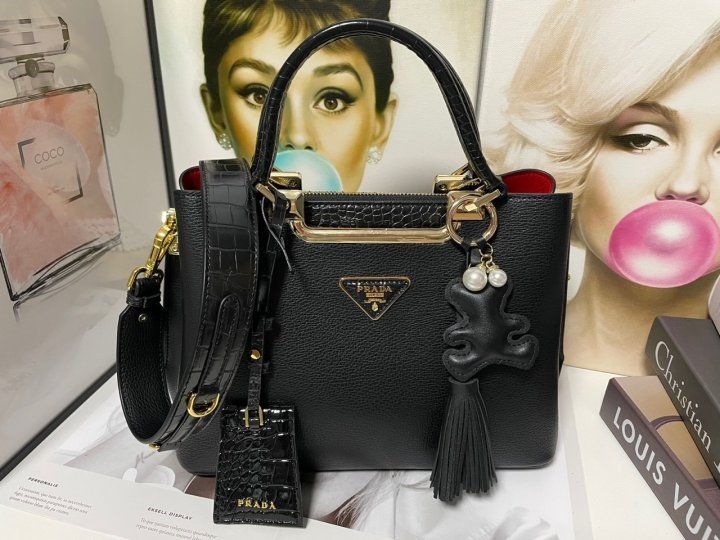 (국내발송) PD 프라다 크로커다일 토트백☆곰돌키링증정