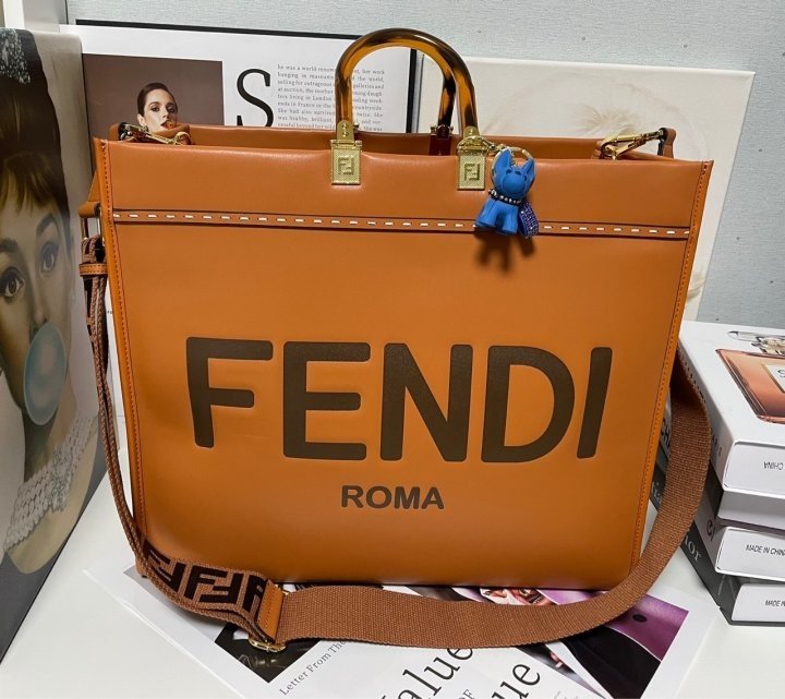 (국내발송) FD 펜디 선샤인 쇼퍼