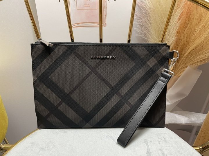 (국내발송) BB 버버리 런던체크 사선 클러치