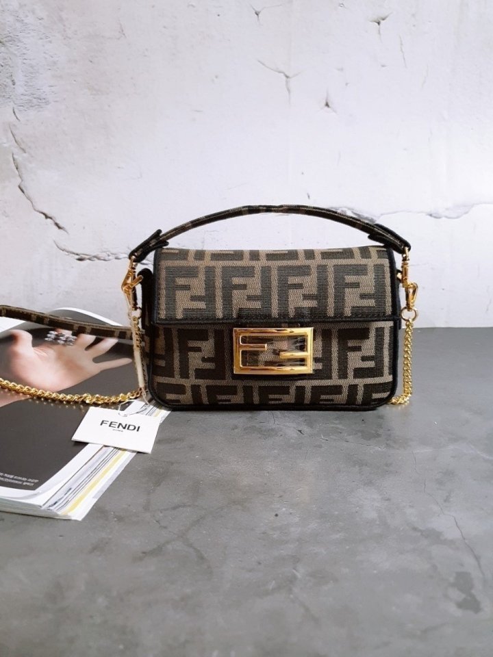 (국내발송) FD 펜디 패브릭 미니바게트