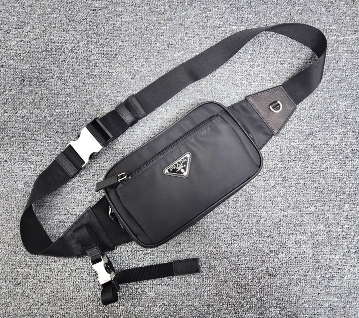 (국내발송) PD 프라다 리나일론 삼각로 바이크힙색