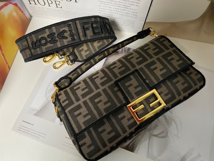 (국내발송) FD 펜디 바게트 패브릭