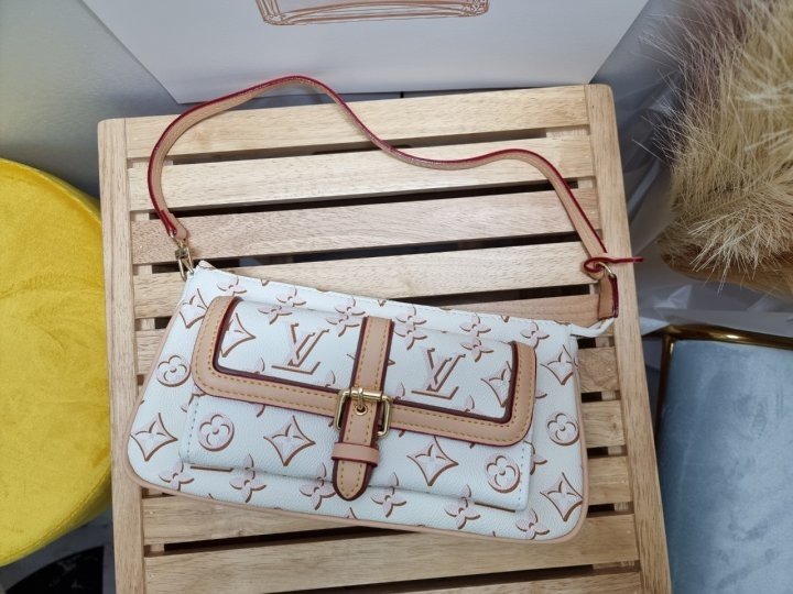 (국내발송) LV 루이비통 맥시 멀티 포쉐트 악세수아