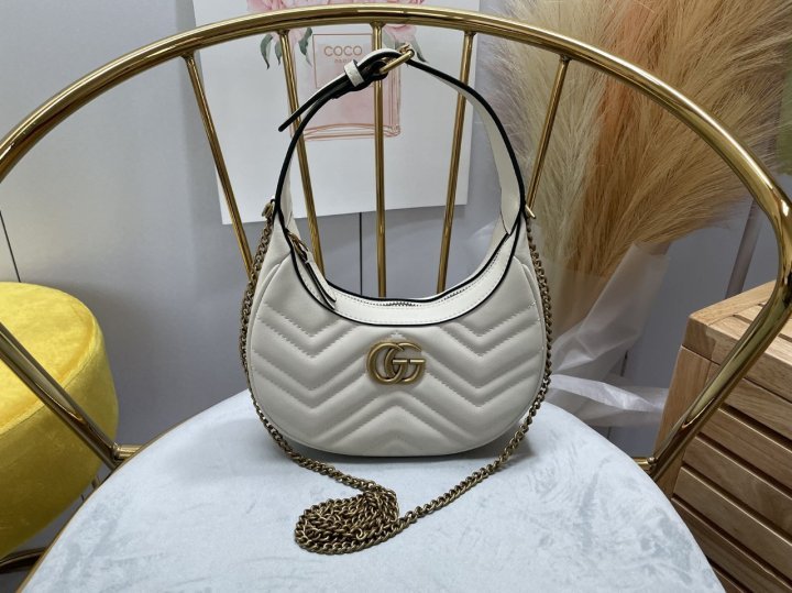 (국내발송) GC 구찌 하프문 쉐입 미니백