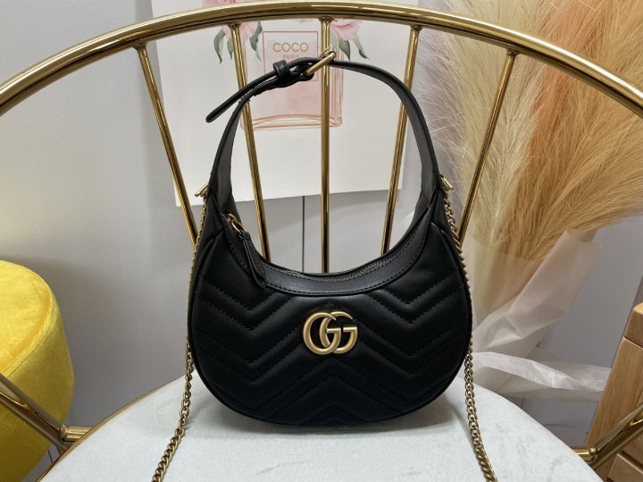 (국내발송) GC 구찌 하프문 쉐입 미니백