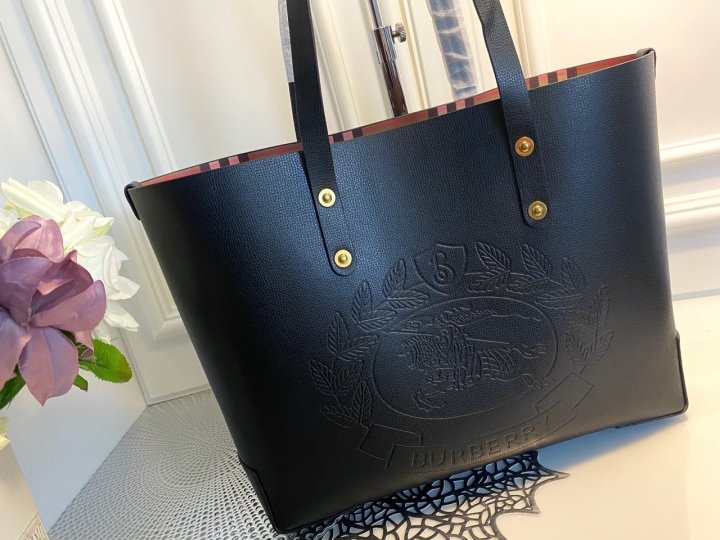 (국내발송) BB 버버리 크레스트 빈티지 가죽 쇼퍼백