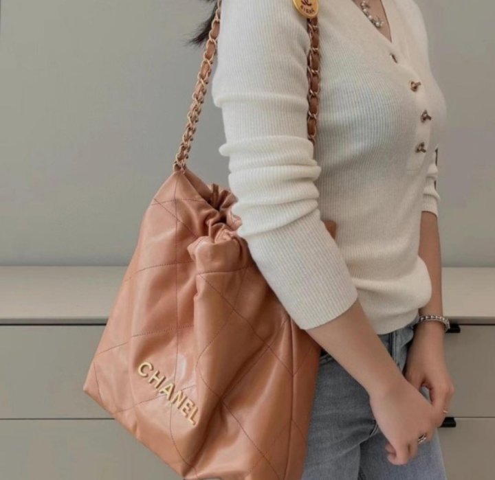 (국내발송) CN 샤넬 22 샤이니 카프스킨백