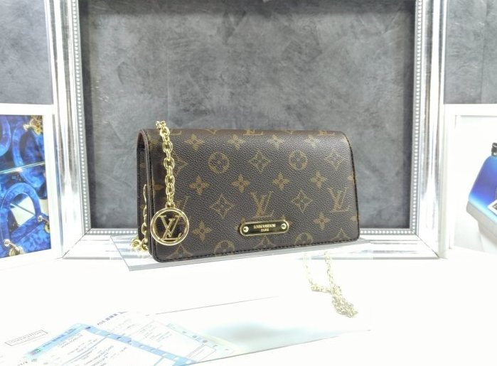 (국내) LV 루이비통 23FW 월릿 온 체인 릴리 모노그램 체인백 M82509 ❤️풀박스❤️