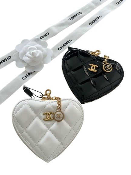 CN 샤넬 하트 짚 코인 펄스 (화이트/패이던트)  