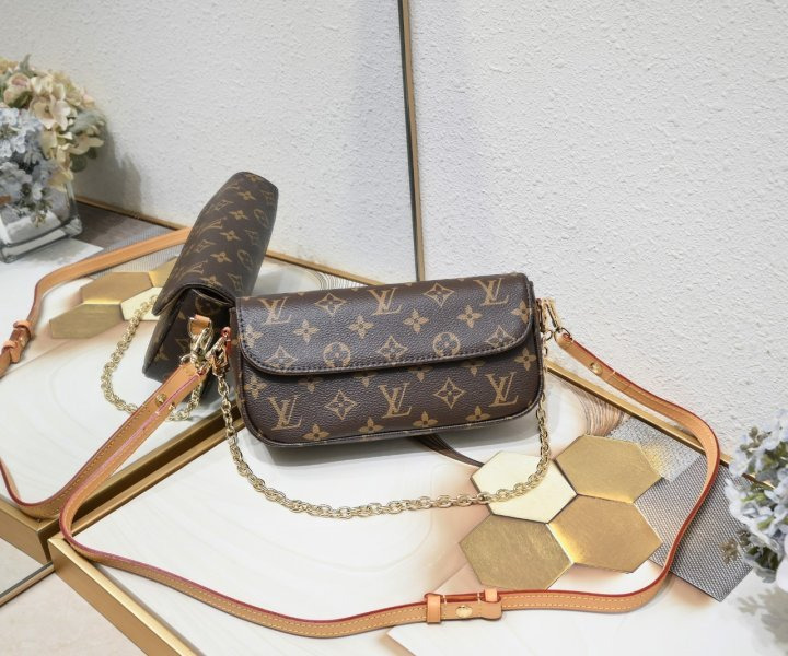 LV 루이비통 월릿 온 체인 아이비(M81911) 