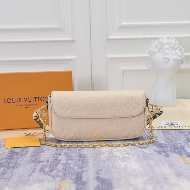 LV 루이비통 월릿 온 체인 아이비 앙프레드 크림(M82210)  