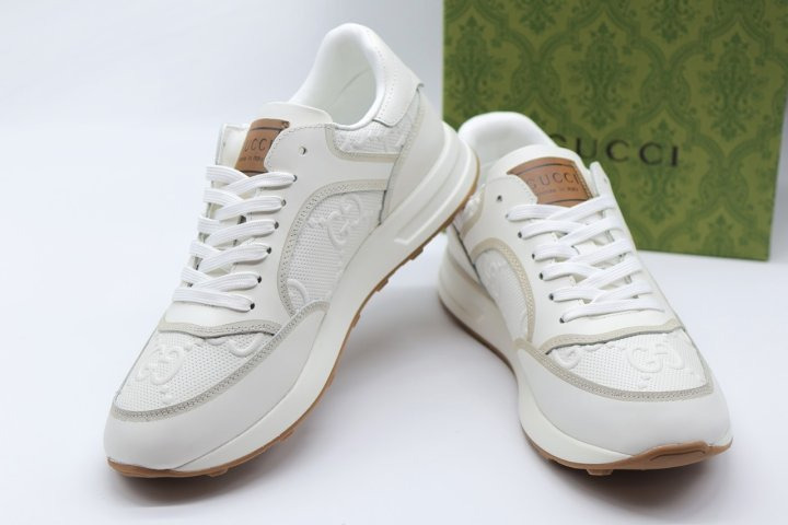 GC 구찌 화이트 엠보 포인트 스니커즈