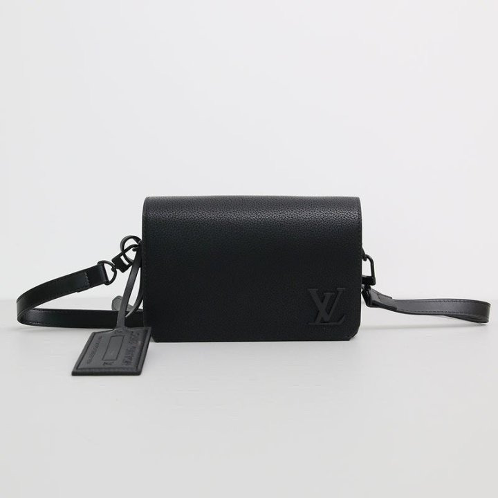 LV 루이비통 패스트라인 웨어러블 월릿