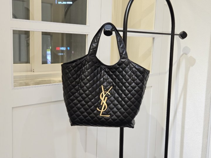 YS 생로랑 퀄팅 맥시 쇼퍼백 
