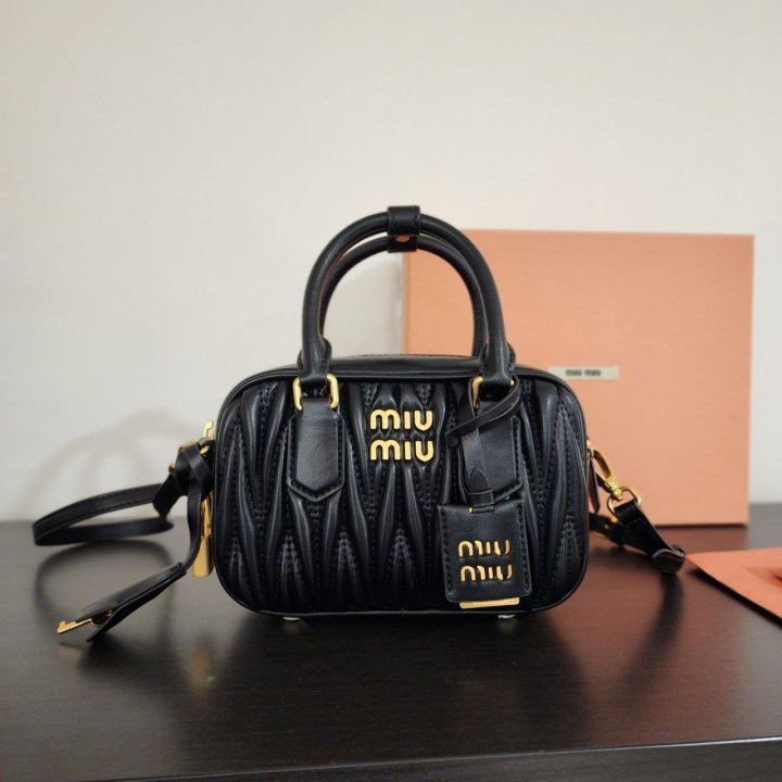 MU 미우미우 아르카디 마테라쎄 가죽 백 