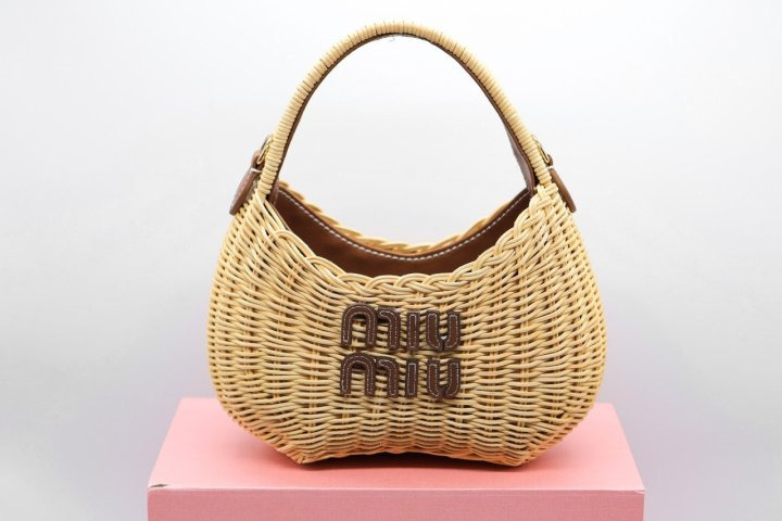 MU 미우미우 완더 스몰 라탄백  