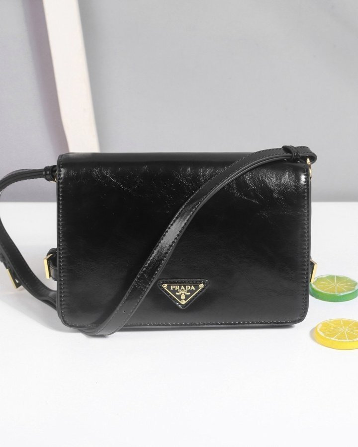 PD 프라다 삼각로고 레더 숄더백 