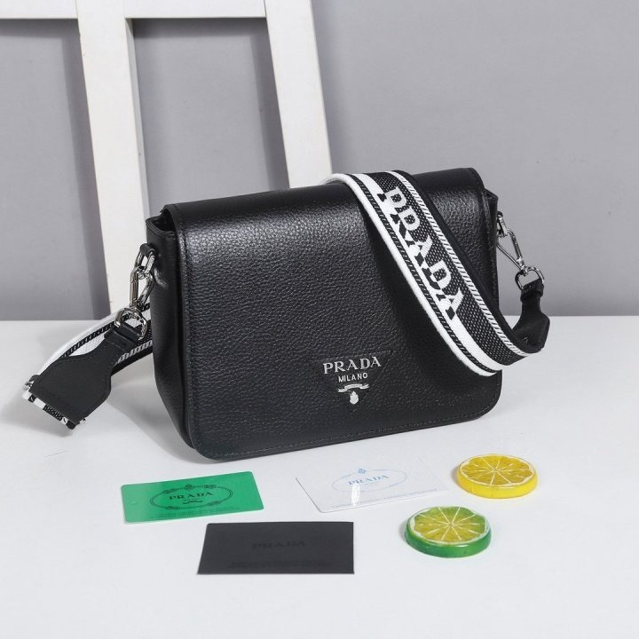 PD 프라다 가죽 크로스백 