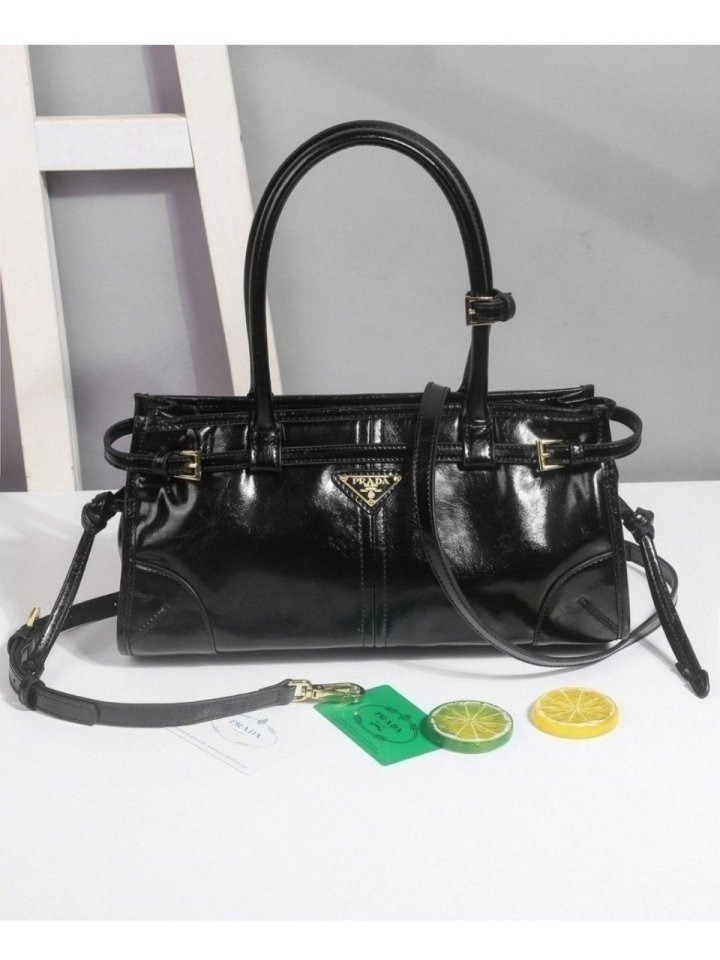 PD 프라다 럭스소프트 가죽 핸드백 