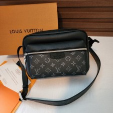 LV 루이비통 아웃도어 메신저백 