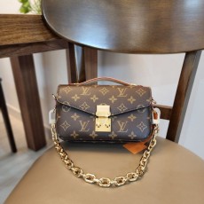 LV 루이비통 메티스 이스트웨스트 모노그램 