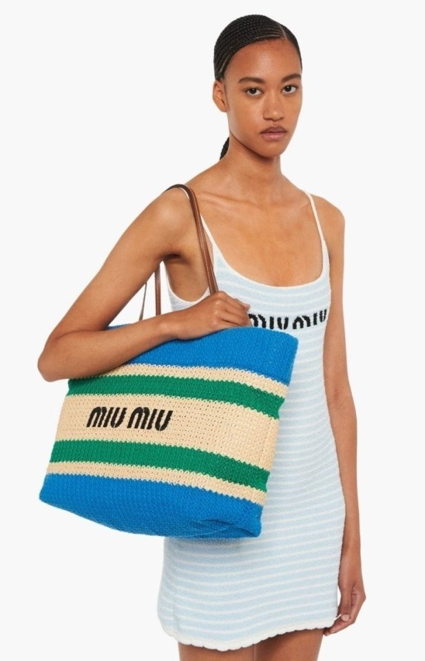 MU 미우미우 라피아 우븐 토트백