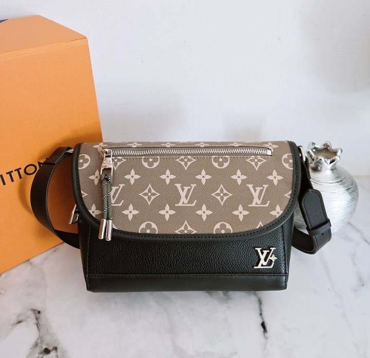 LV 루이비통 [ 고급 ] 펄스 웨어러블 월릿 크로스 M12618 1 