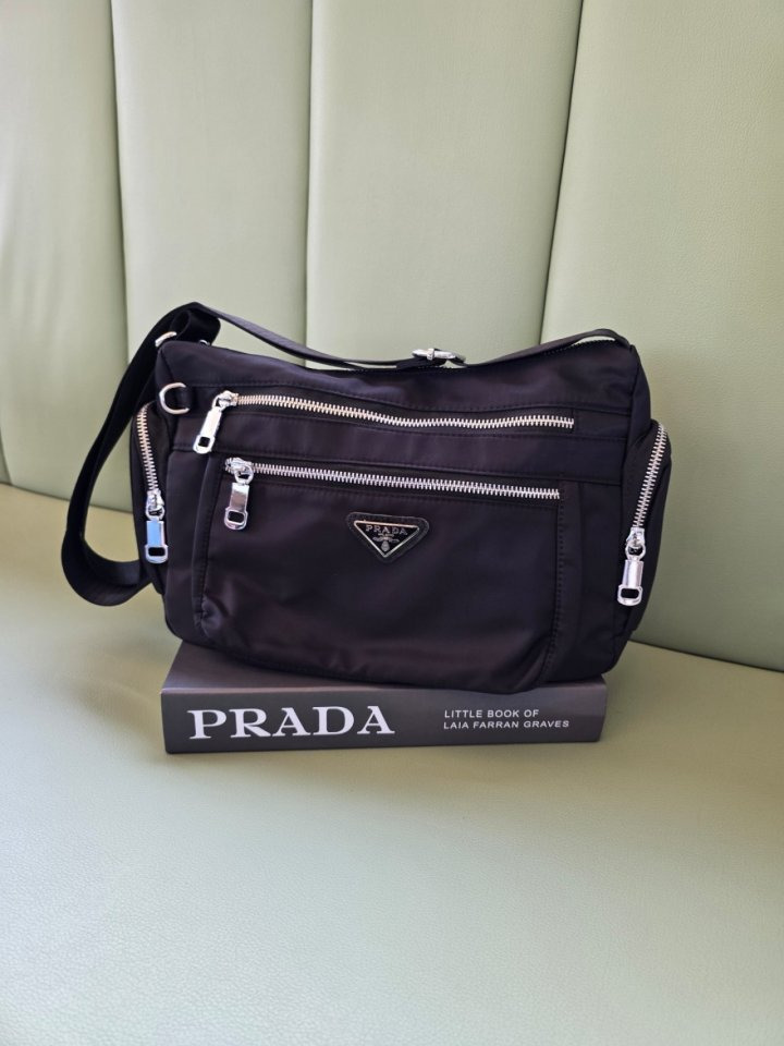 PD 프라다 나일론 포지퍼 패니백 