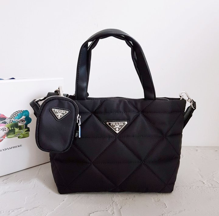 PD 프라다 [ 고급 ] 리나일론 나파 트라이앵글 퀼팅 패딩 더블 핸들 지퍼 포켓 토트 블랙 2 