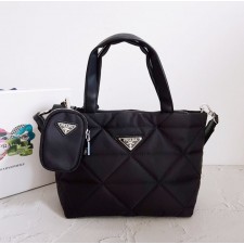 PD 프라다 [ 고급 ] 리나일론 나파 트라이앵글 퀼팅 패딩 더블 핸들 지퍼 포켓 토트 블랙 2 
