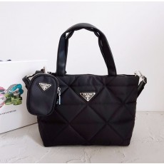 PD 프라다 [ 고급 ] 리나일론 나파 트라이앵글 퀼팅 패딩 더블 핸들 지퍼 포켓 토트 블랙 2 