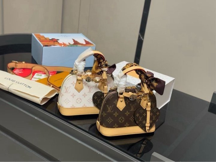 LV 루이비통 나노 알마 토트백 