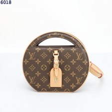 LV 루이비통 부아뜨 샤포 탑 핸들백