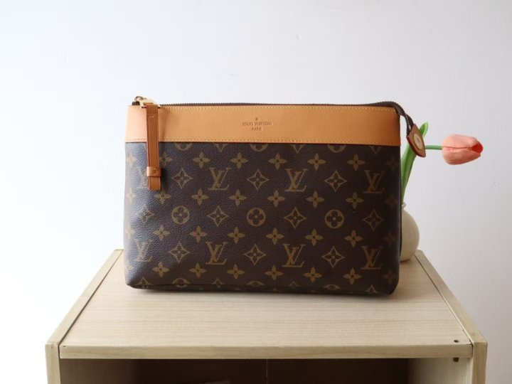 LV 루이비통 포쉐트 보야주 수플 클러치백 