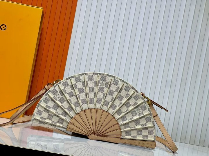LV 루이비통 부채 크로스  