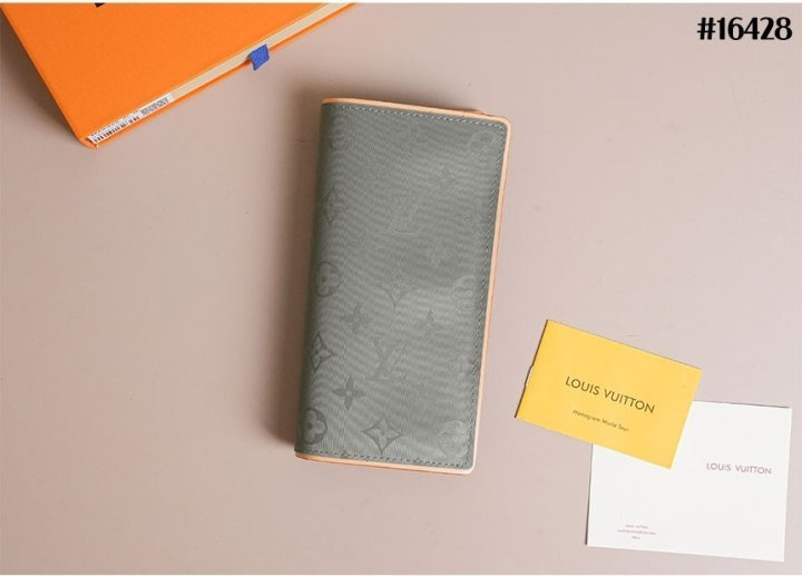 LV 루이비통 킴존스 모노그램 코스모스 티타늄 장지갑