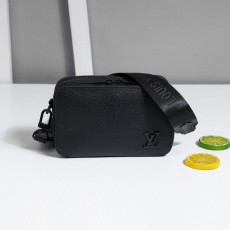 LV 루이비통 알파 웨어러블 카메라백 