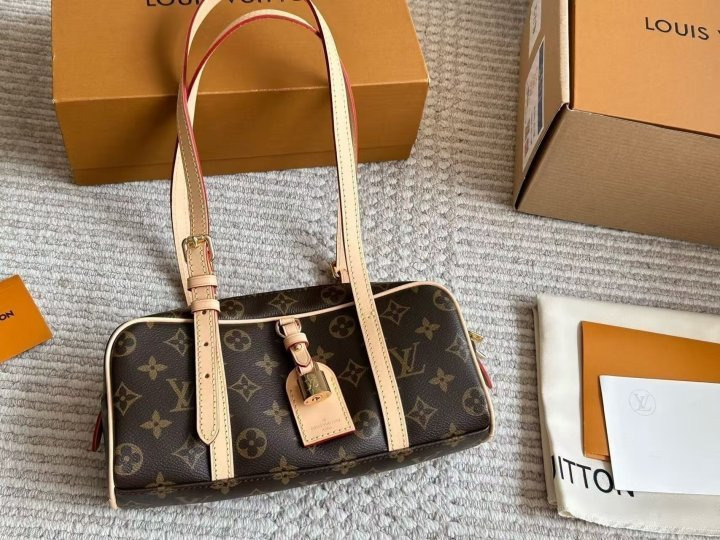 LV 루이비통 행온 숄더백 