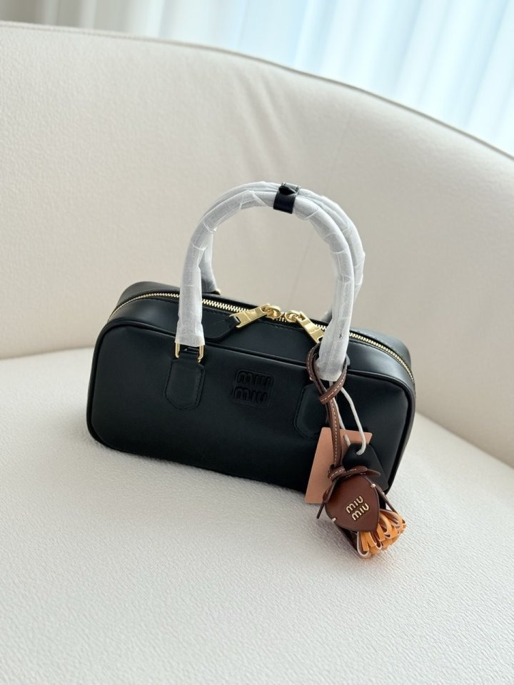 MU 미우미우 아르카디 레더 토트백 라지