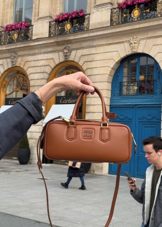 MU 미우미우 아르카디 레더 토트백 라지 