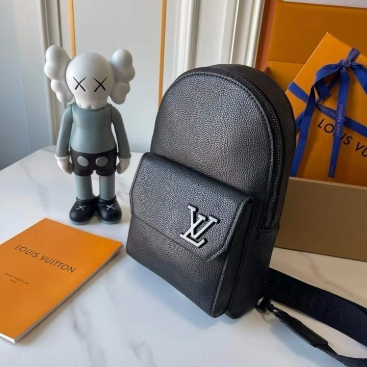 LV 루이비통 타이거 파일럿 슬링백 