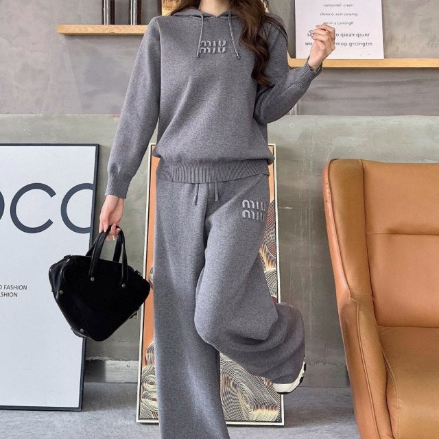 MU 미우미우 여성.후드니트 & 와이드팬츠 세트 신상입고 