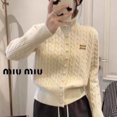 MU 미우미우 자수로고 버튼 니트