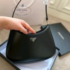PD 프라다 클레오 브러시드 가죽숄더백 