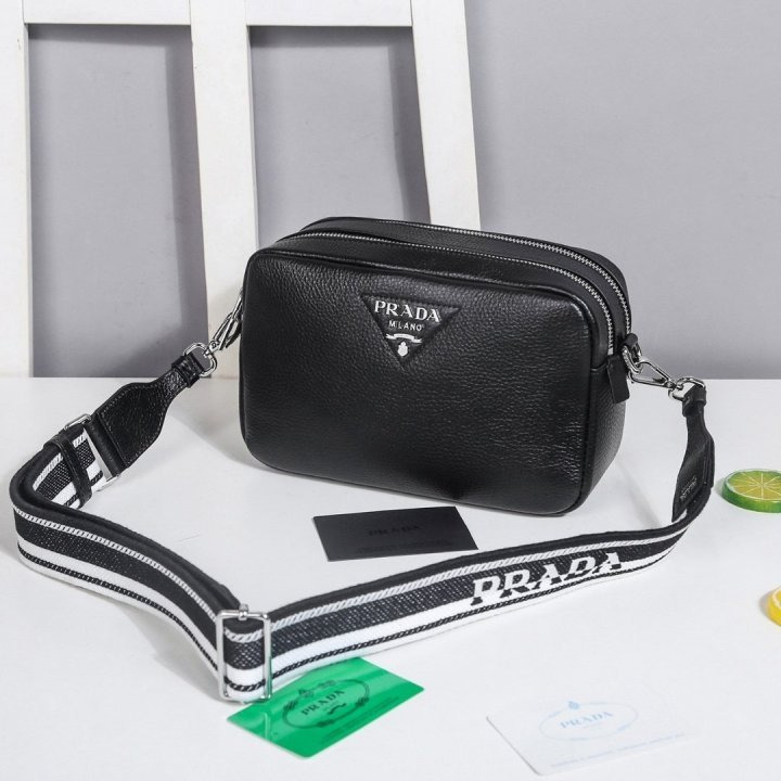 PD 프라다 신형 카메라백 