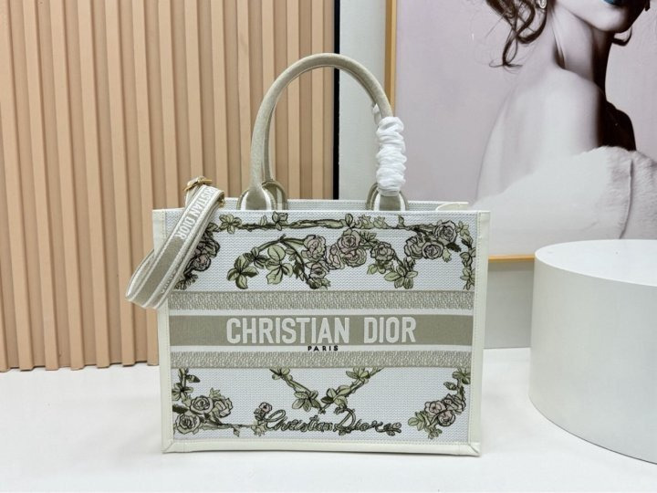 DO 디올 고급 자수 북 토트백 미듐 