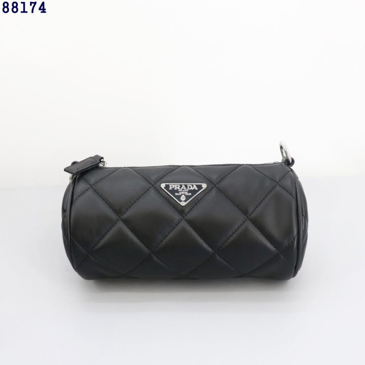 PD 프라다 삼각로고 원통 레더 체인백